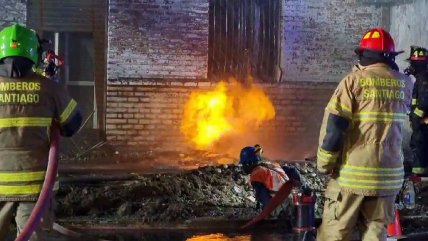   Flama originada por fuga de gas complica extinción de incendio en Santiago 