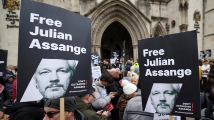  Manifestantes defienden a Assange afuera del tribunal que decide su futuro  