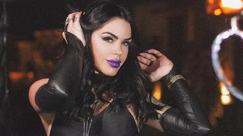 Modelo argentina bebe su propia sangre para 