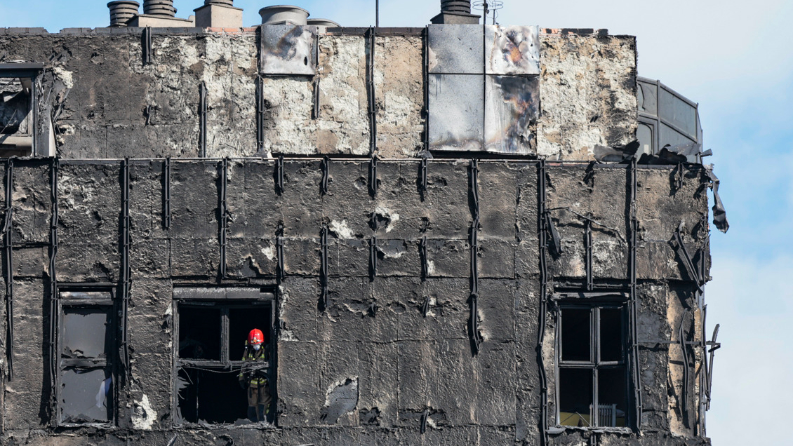Los bomberos acceden al edificio incendiado en Valencia