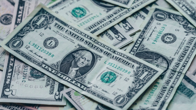   Dólar alcanzó los 980 pesos, su mayor precio desde que superó los 1.000 en 2022 