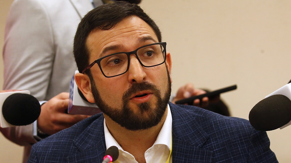 Parlamentarios insisten en salida de Crispi del Gobierno por 