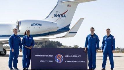   Miembros de la tripulación SpaceX llegan a las instalaciones de aterrizaje 