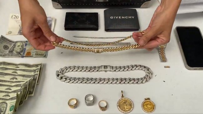Persecución terminó en millonaria incautación de joyas y ropa de lujo