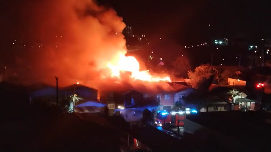 Incendio destruyó tres viviendas en población de Temuco