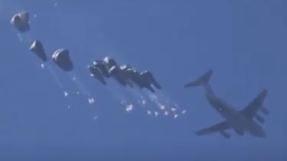 Ayuda humanitaria lanzada desde el aire para Gaza cayó, por error, en Israel