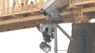   Ni en película de terror: Rescatan a conductora que quedó colgando de un puente 