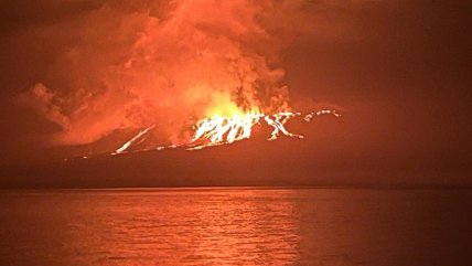   Volcán entró en erupción en las Galápagos 