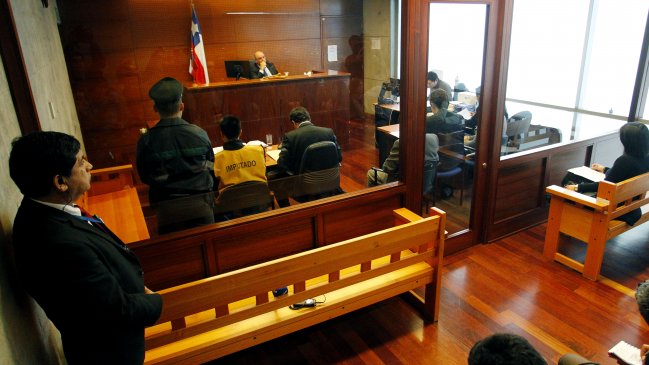 Hombre es acusado de violar a niña en un baño del Mall Plaza Tobalaba