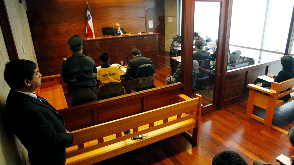 Hombre es acusado de violar a niña en un baño del Mall Plaza Tobalaba