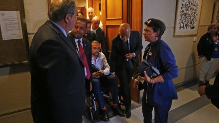   Senador Karim Bianchi se descompensó en el Congreso y fue sacado en silla de ruedas 