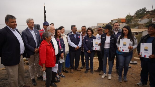 Incendios en Valparaíso: Gobierno entregó primeros subsidios para la reconstrucción