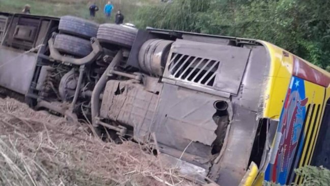 Al menos 15 lesionados en volcamiento de bus de dos pisos en Lanco
