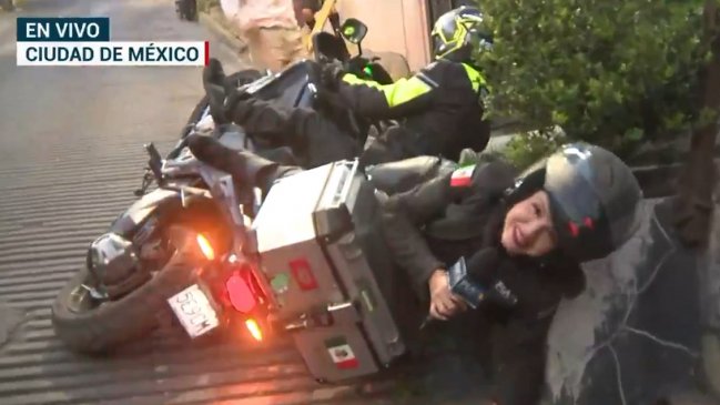No soltó el micrófono: Periodista sufrió caída en moto en pleno despacho en vivo