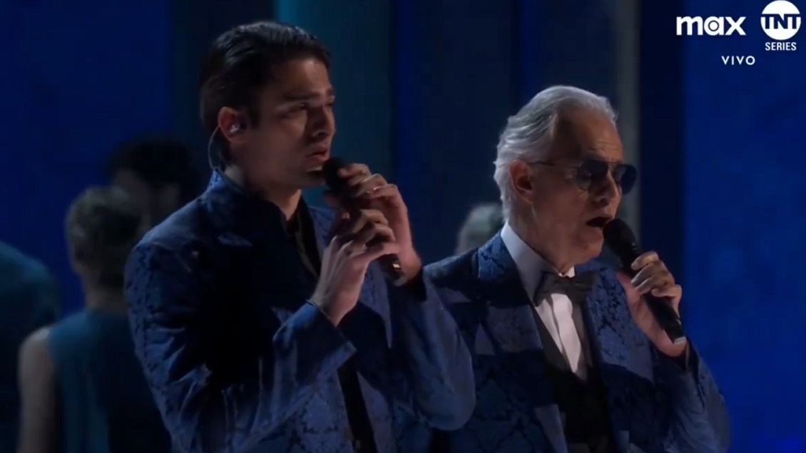 Andrea Bocelli y su hijo Matteo realizaron aparición sorpresa cantando en los Oscar