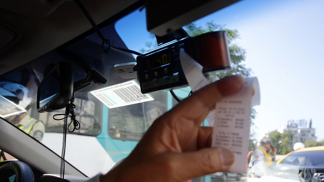 ¿Cómo fue la estafa? Taxista le cobró 7 millones de pesos a turista en aeropuerto de Santiago