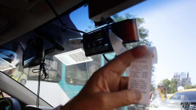 ¿Cómo fue la estafa? Taxista le cobró 7 millones de pesos a turista en aeropuerto de Santiago