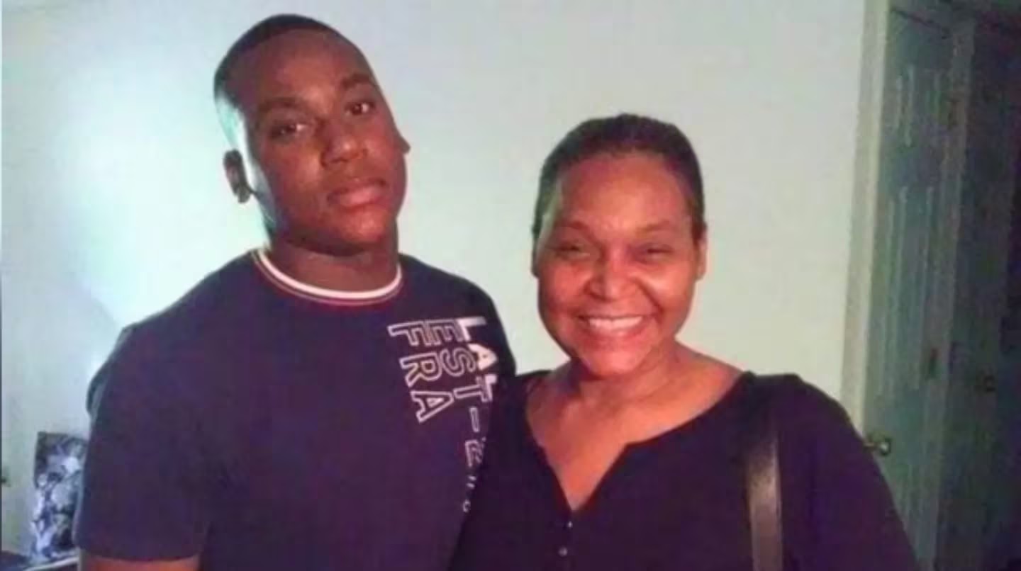 Jaylen Johnson y su mamá Mónica McNichols-Johnson de 56 años.