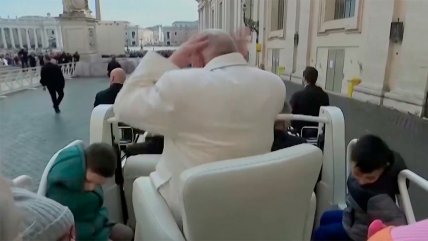   Al papa se le volvió a volar su gorrito 