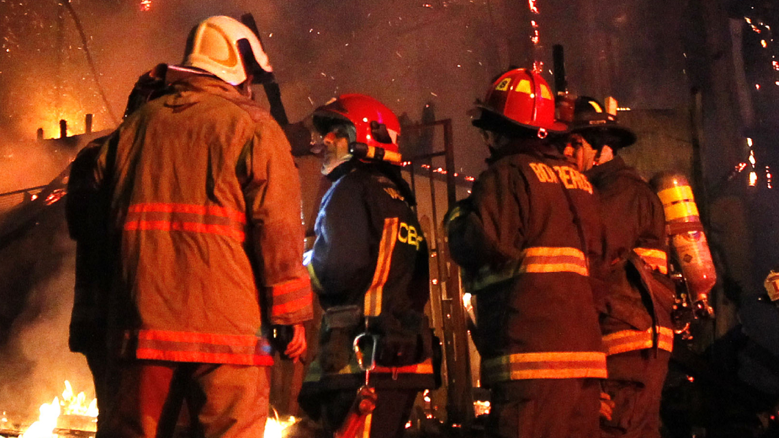 Dos menores murieron en incendio de casona en Valparaíso