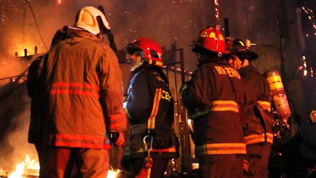 Dos menores murieron en incendio de casona en Valparaíso