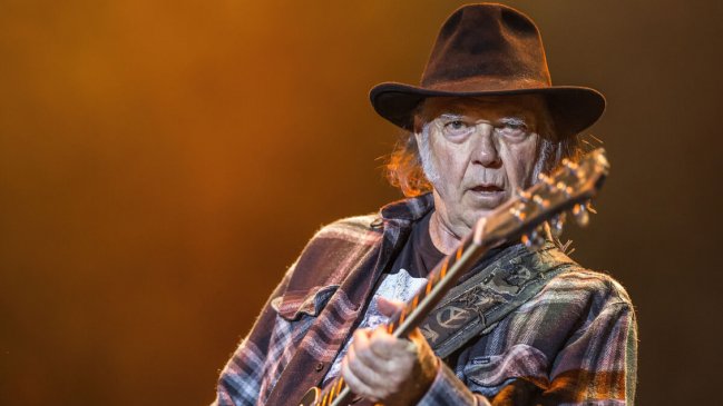 Neil Young vuelve a Spotify tras intento de boicot a la plataforma