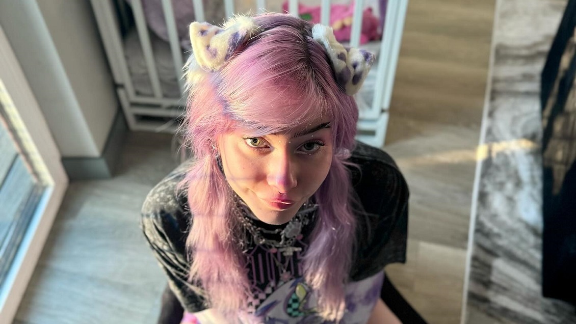 Joven se identifica como perro: En vez de pololos, tiene adiestradores