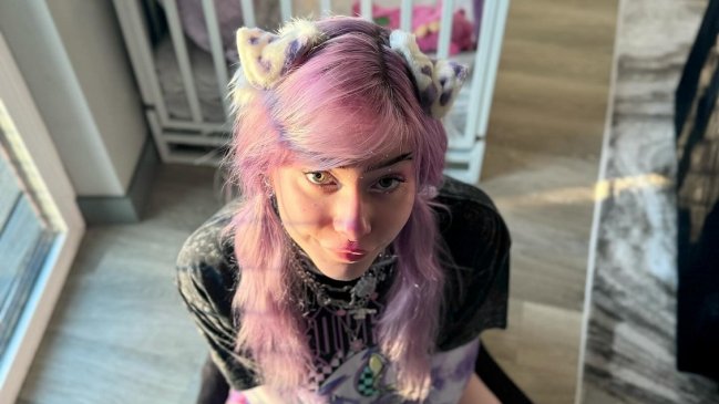 Joven se identifica como perro: En vez de pololos, tiene adiestradores