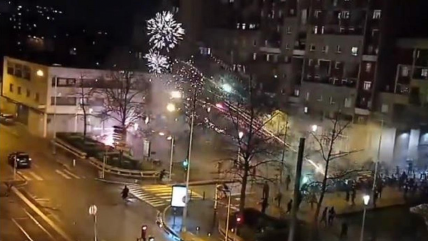   Manifestantes atacaron con fuegos artificiales una estación policial en París 