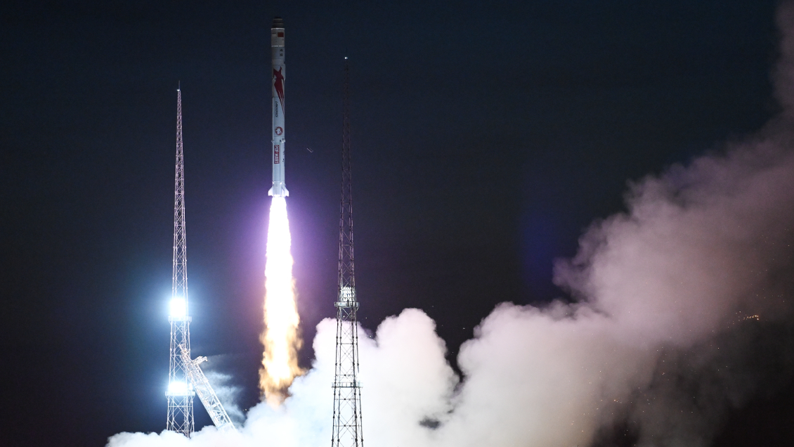 China lanza satélites para monitorear ambientes atmosférico y espacial