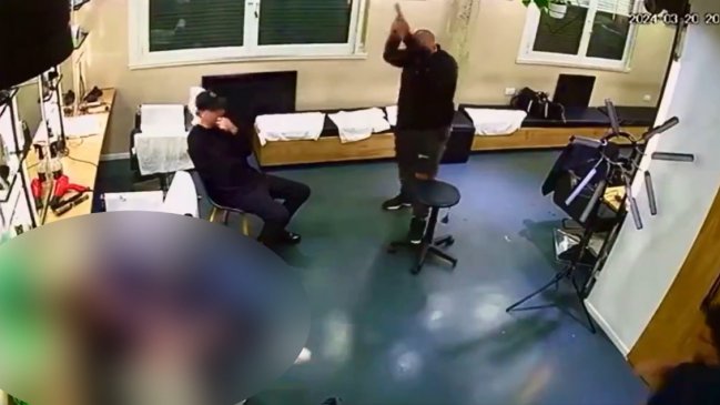 Peluquero sacó una pistola y mató a su compañero en medio del local