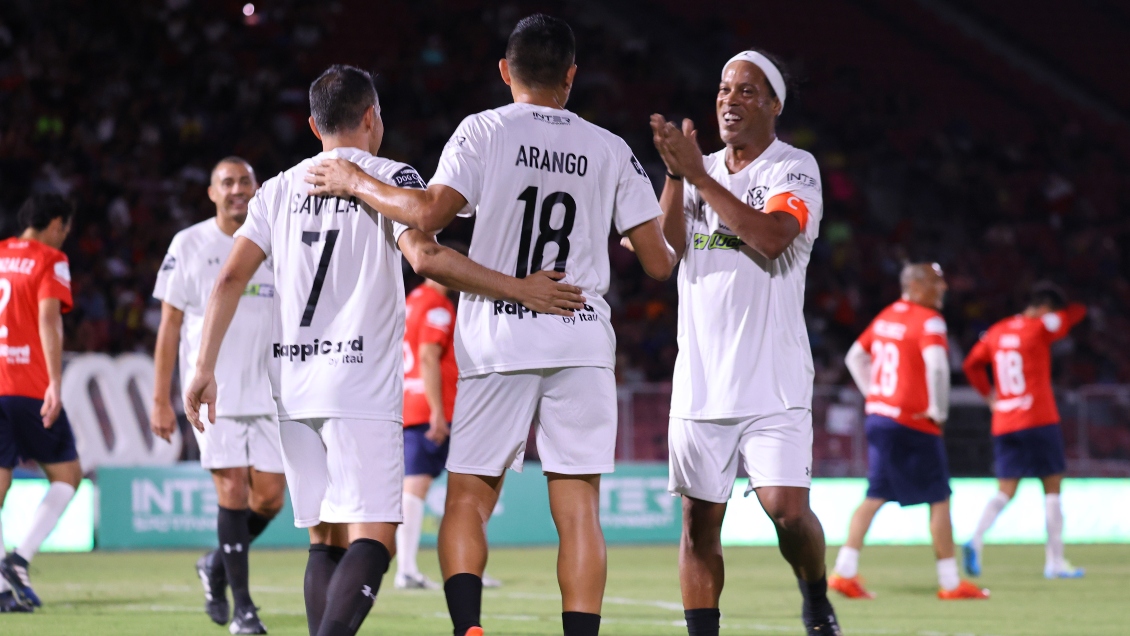 Ronaldinho mostró su magia y lideró triunfo ante selección de exjugadores chilenos