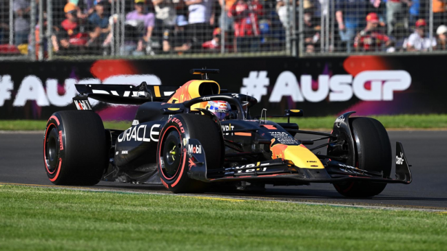   Verstappen alcanzó la pole de Australia y Sainz brilló en su regreso 