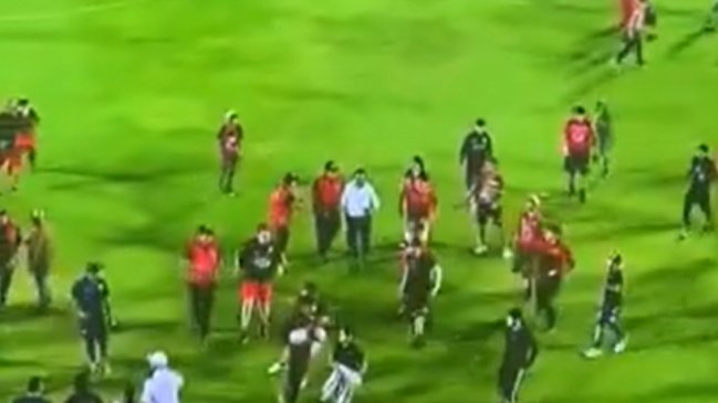[Video] Hinchas de Rangers invadieron la cancha del Fiscal tras caída ante San Luis