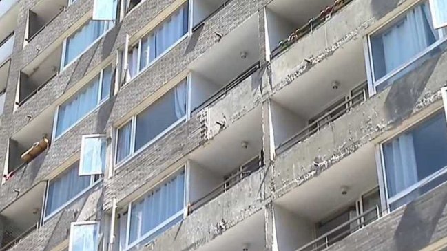 Estadounidense en riesgo vital tras ser golpeado por un escombro que cayó de un edificio