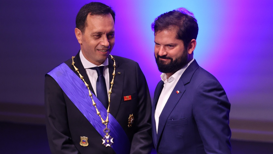 Boric reiteró respaldo a funcionarios de la PDI en investidura de nuevo director