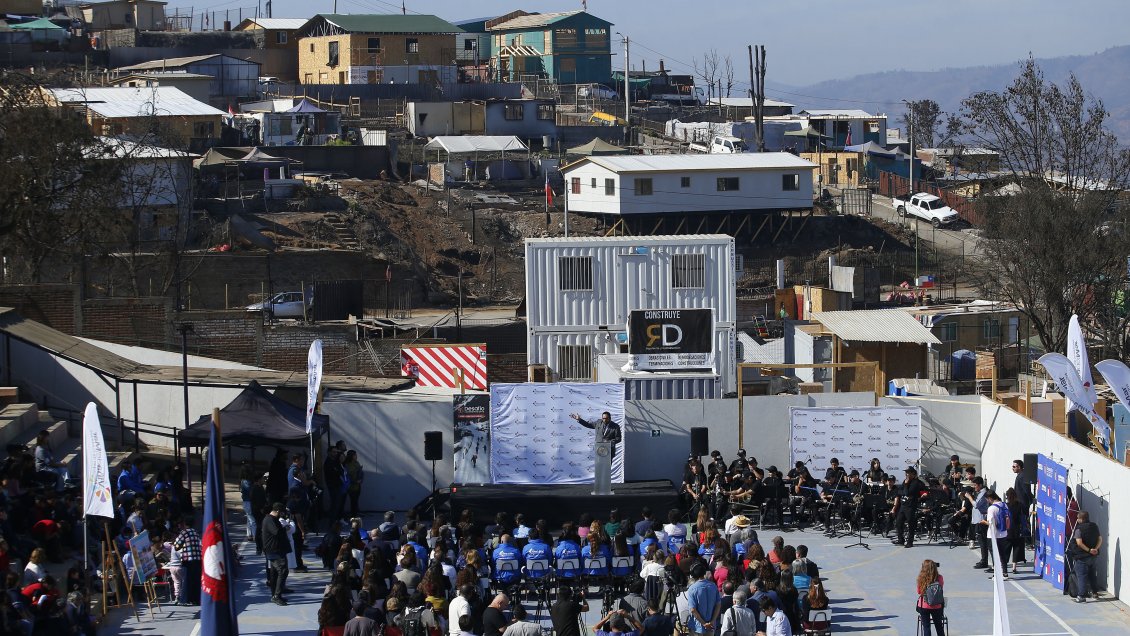 Escuela afectada por incendios de Viña del Mar reabrió en medio de críticas