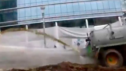   Batalla épica: Camión con estiércol se enfrentó lanzaaguas de la policía belga 