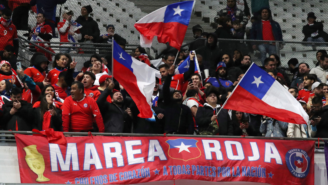 Le Figaro destacó el constante aliento de la hinchada chilena en Marsella