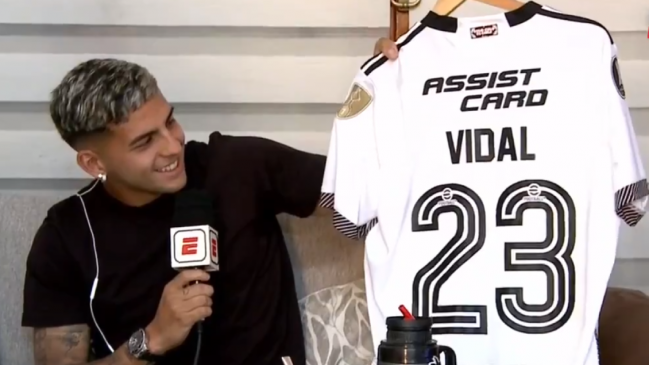 Jugador de Godoy Cruz lució la camiseta que intercambió con Arturo Vidal