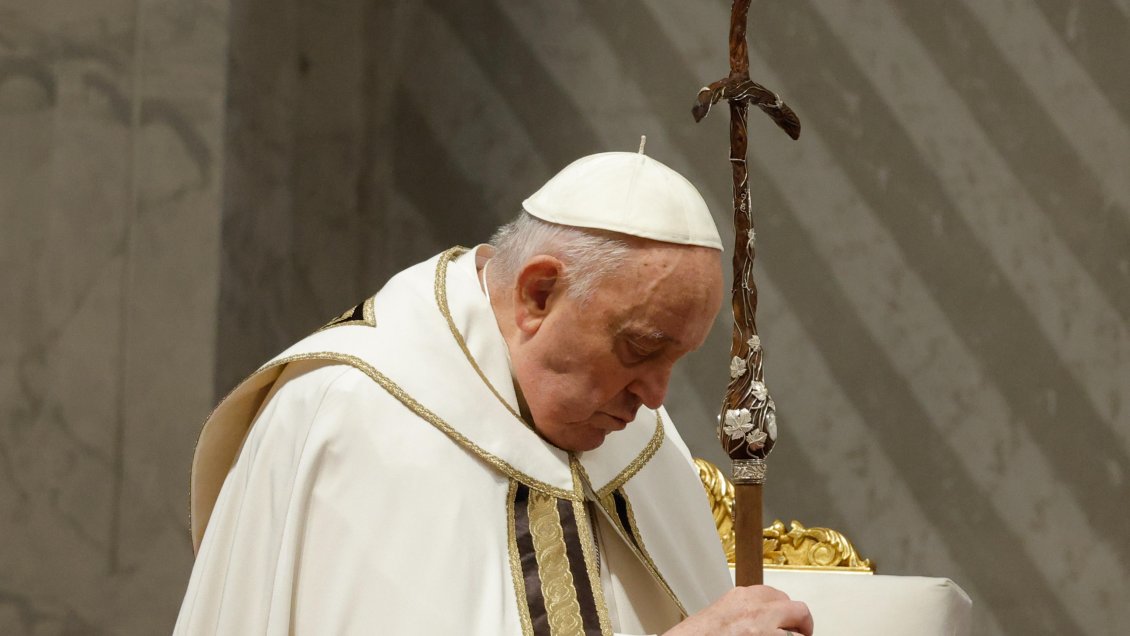 El papa renunció a presidir el vía crucis 