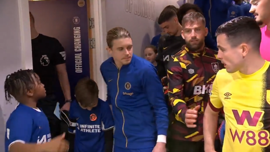 [VIDEO] Conor Gallagher fue muy criticado por no darle la mano a un niño