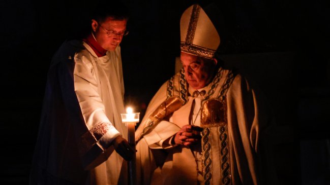   Reapareció el papa: tras ausentarse del Vía Crucis, presidió la Vigilia Pascual 