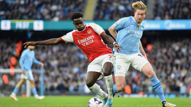 Arsenal repartió puntos con Manchester City y cedió el liderato a Liverpool en la Premier