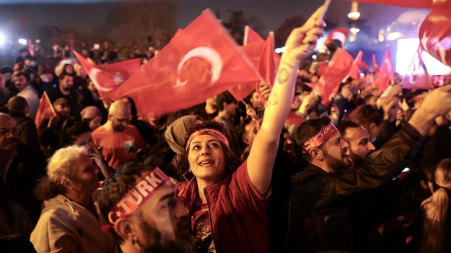   Oposición a Erdogan dio el batacazo y ganó las elecciones municipales turcas 