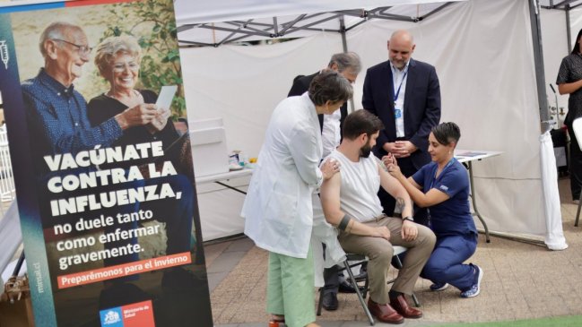 Instalan punto de vacunación en la Plaza de la Constitución para reforzar campaña