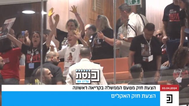 Familiares de rehenes irrumpen en la Knéset israelí y arrojan pintura en protesta