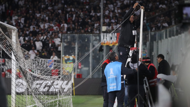¡Insólito! La ambulancia no pudo actuar en el Colo Colo-Cerro Porteño por culpa del arco