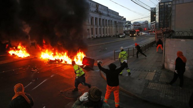 Portuarios levantaron barricadas incendiarias en Valparaíso