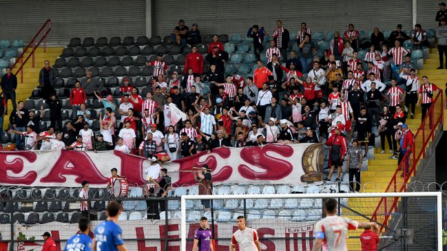 Espectador con camiseta de U. de Chile en barra de Estudiantes llamó la atención